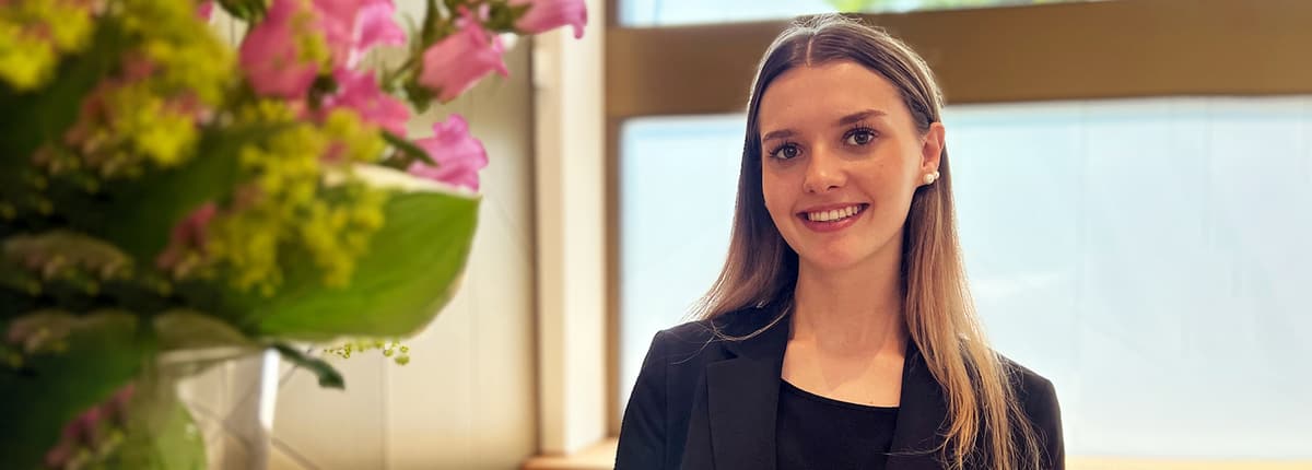 Header Lernende in Kundenhalle mit Blumen