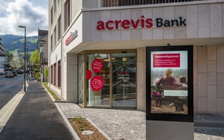 Niederlassung acrevis Bank Lachen SZ - Aussen Eingang frontal